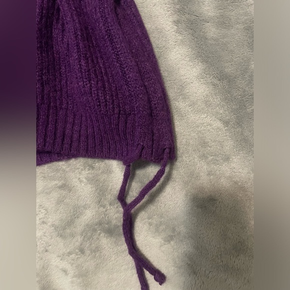 Like new! Wool blend v-neck purple sweater - Picture 6 of 9